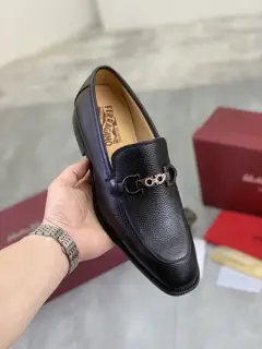 Salvatore Ferragamo’s latest casual business leather shoes for men