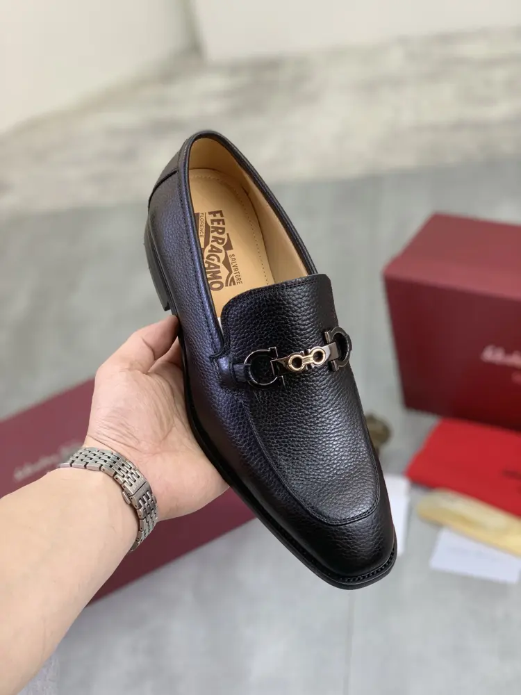 Salvatore Ferragamo’s latest casual business leather shoes for men