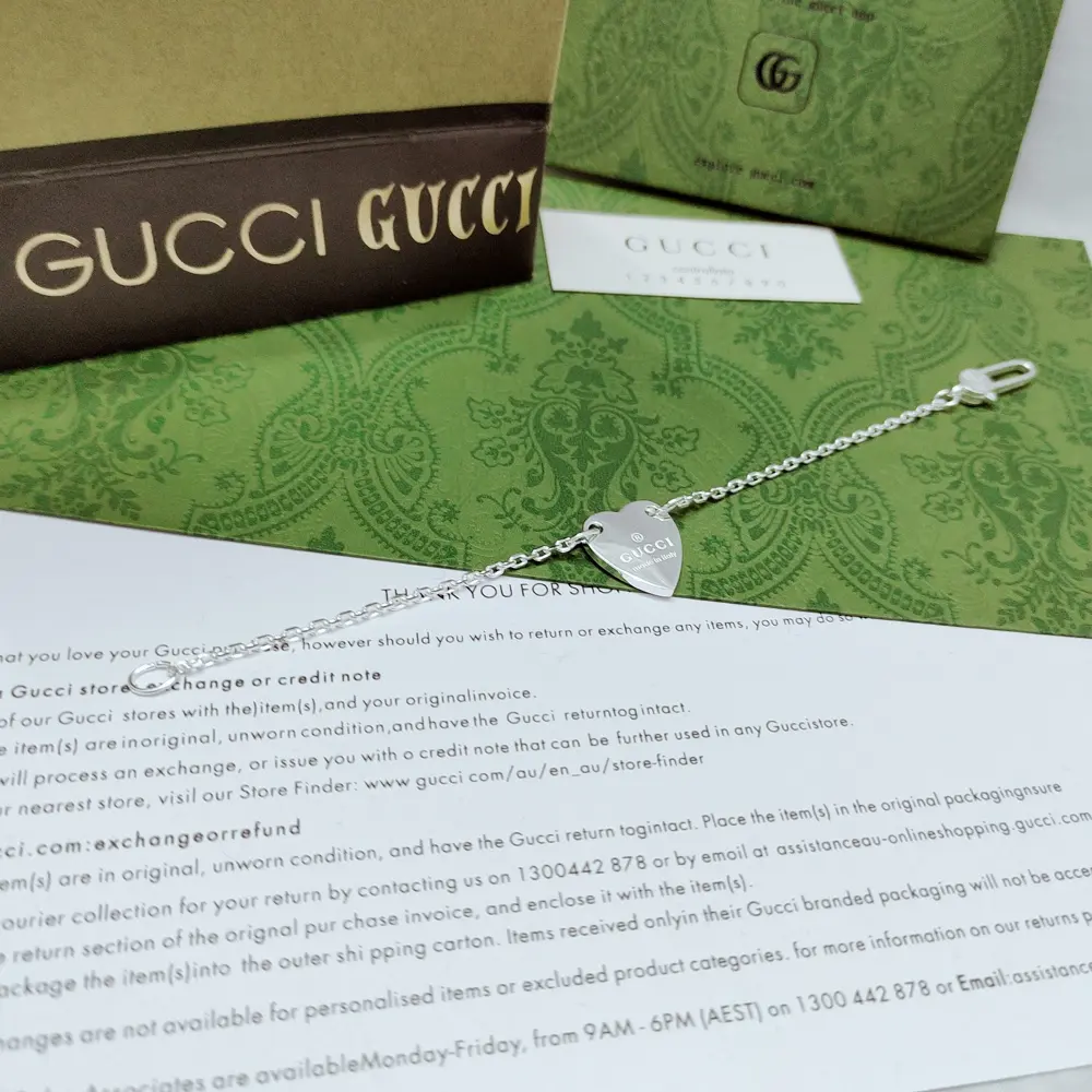 GUcci heart-shaped pendant