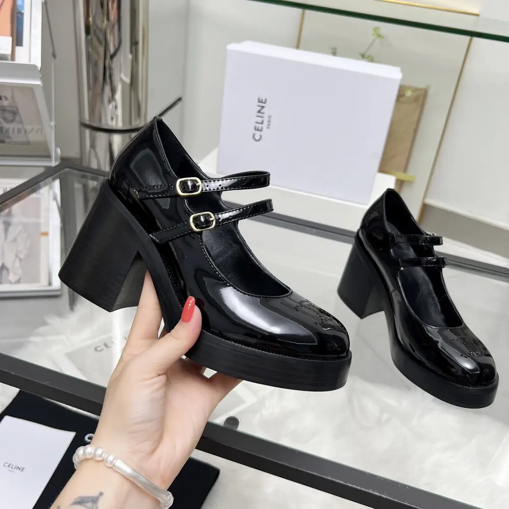 New autumn and winter cowhide products are online. CELINE official website synchronizes