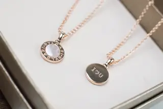 Bvlgari Shell Necklace The combination of white mother-of-pearl and the font “I U” The