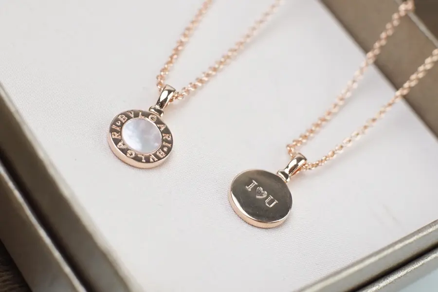 Bvlgari Shell Necklace The combination of white mother-of-pearl and the font “I U” The