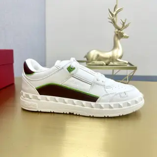 Valentino casual shoes. Purchase the original 1:1 replica. The latest fashion shoes are