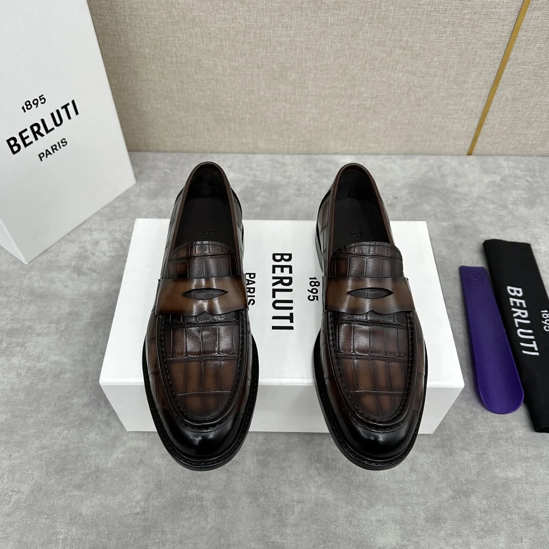 Berluti men’s hand-brushed loafers are shipped. One-step simple driver shoes. Select