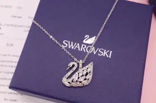 Swarovski micro-inlaid swan clavicle necklace