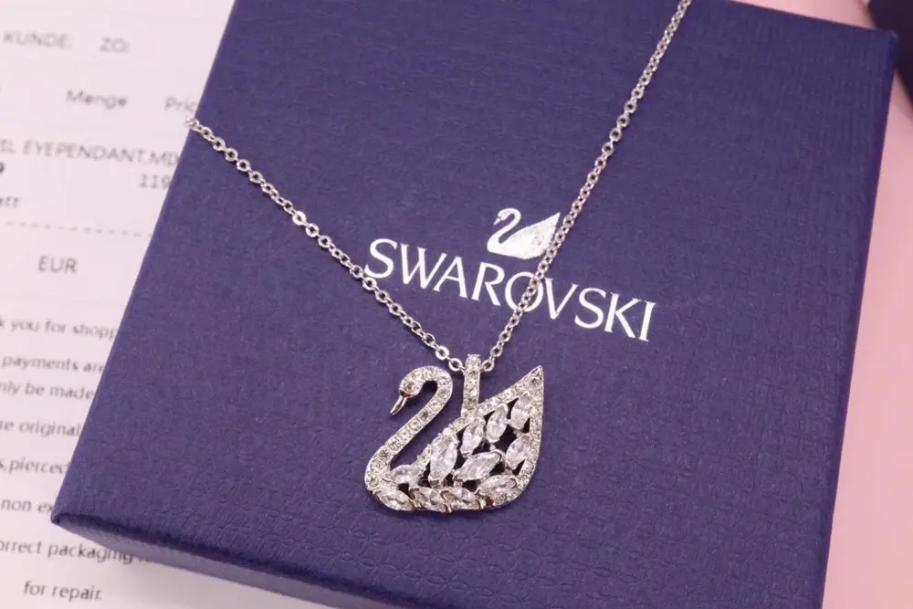 Swarovski micro-inlaid swan clavicle necklace