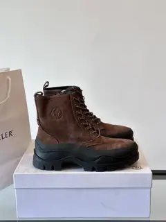 Moncler high-top men’s boots are a distinctive men’s item