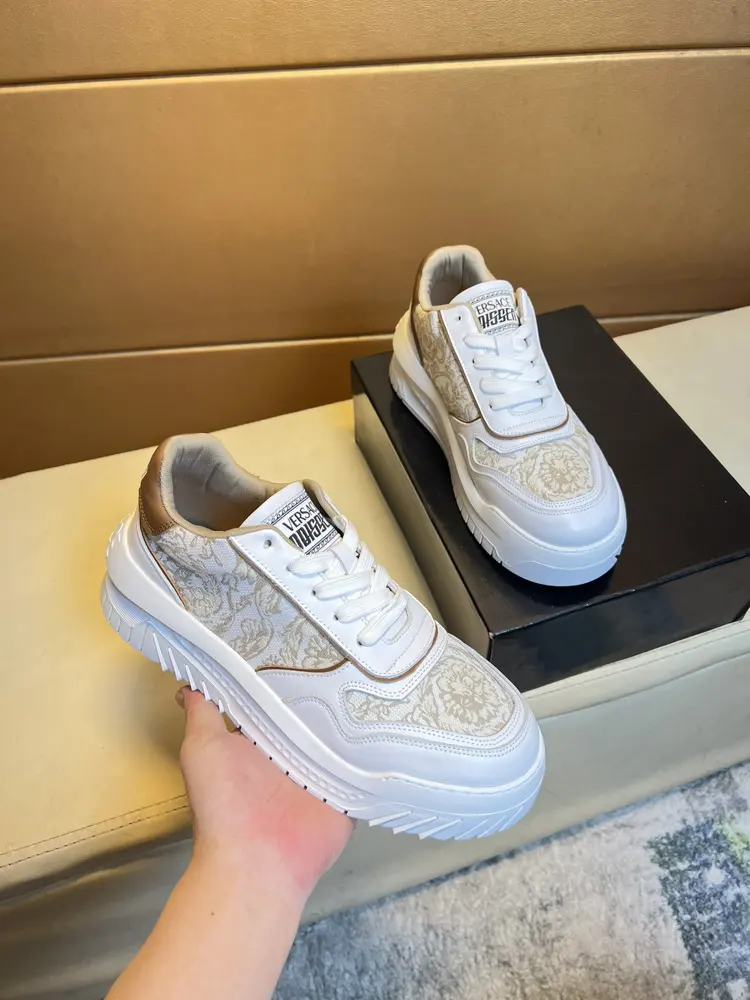 Versace men’s casual shoes are on sale at the same time. Sole: original sole specially