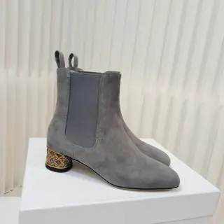 Dior high-heeled ankle boots This Dior Icon heeled ankle boot is a new product from the