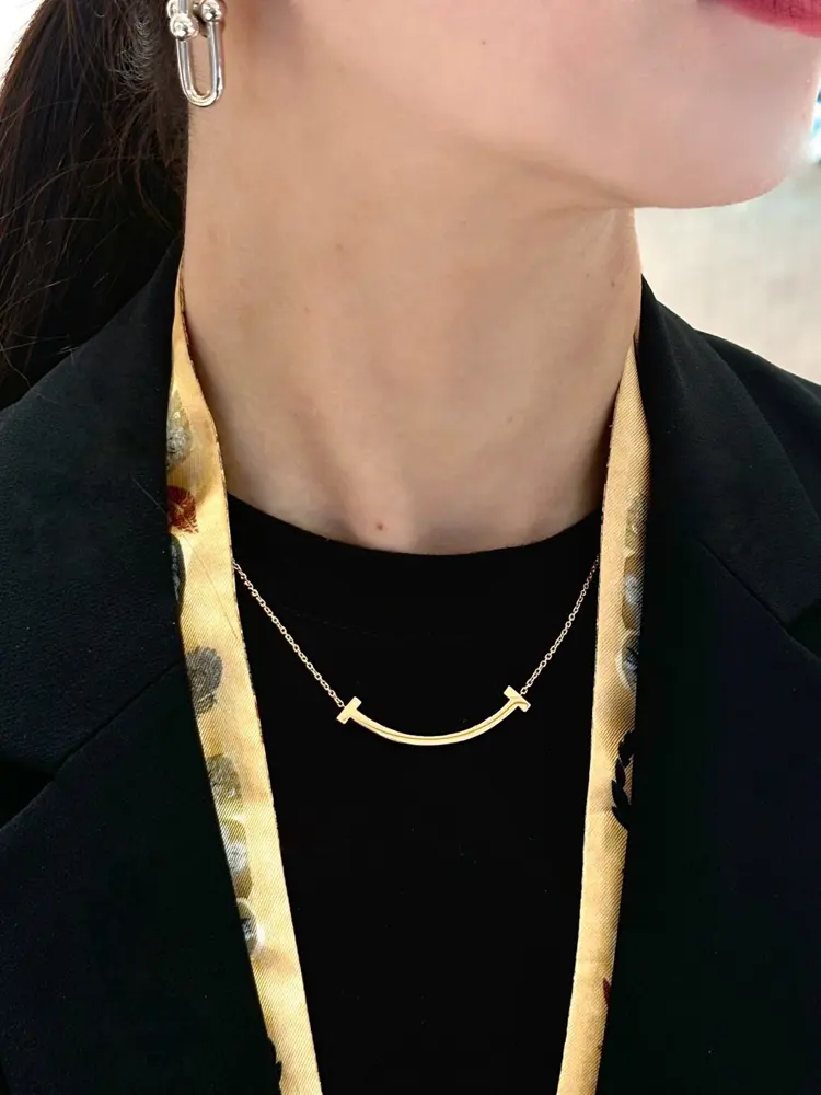 The Tiffany T series symbolizes the infinite possibilities of love. The series is inspired