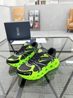 Dior men’s sports shoes are synchronized with the counter