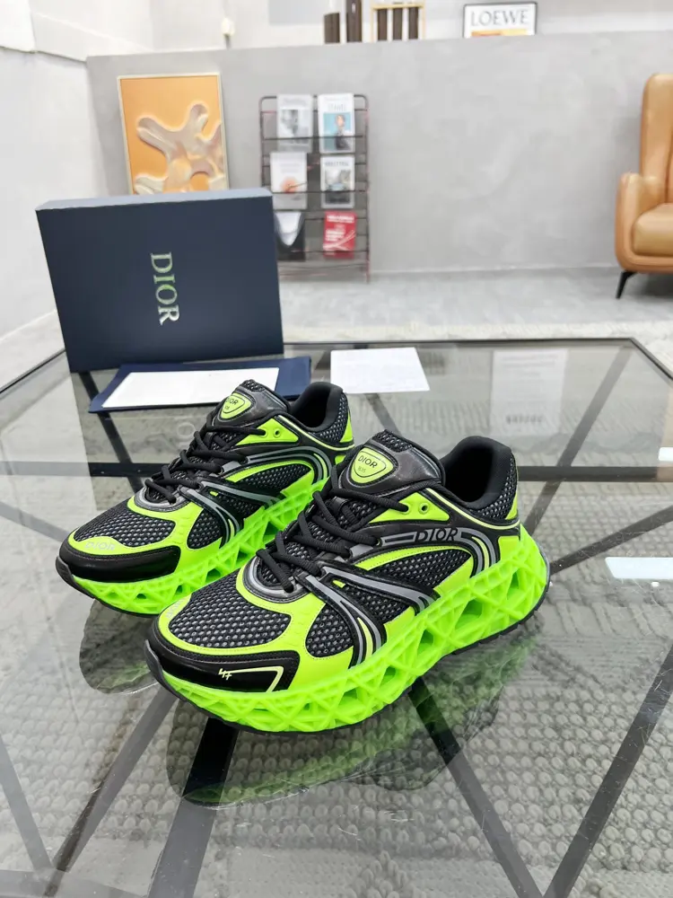 Dior men’s sports shoes are synchronized with the counter