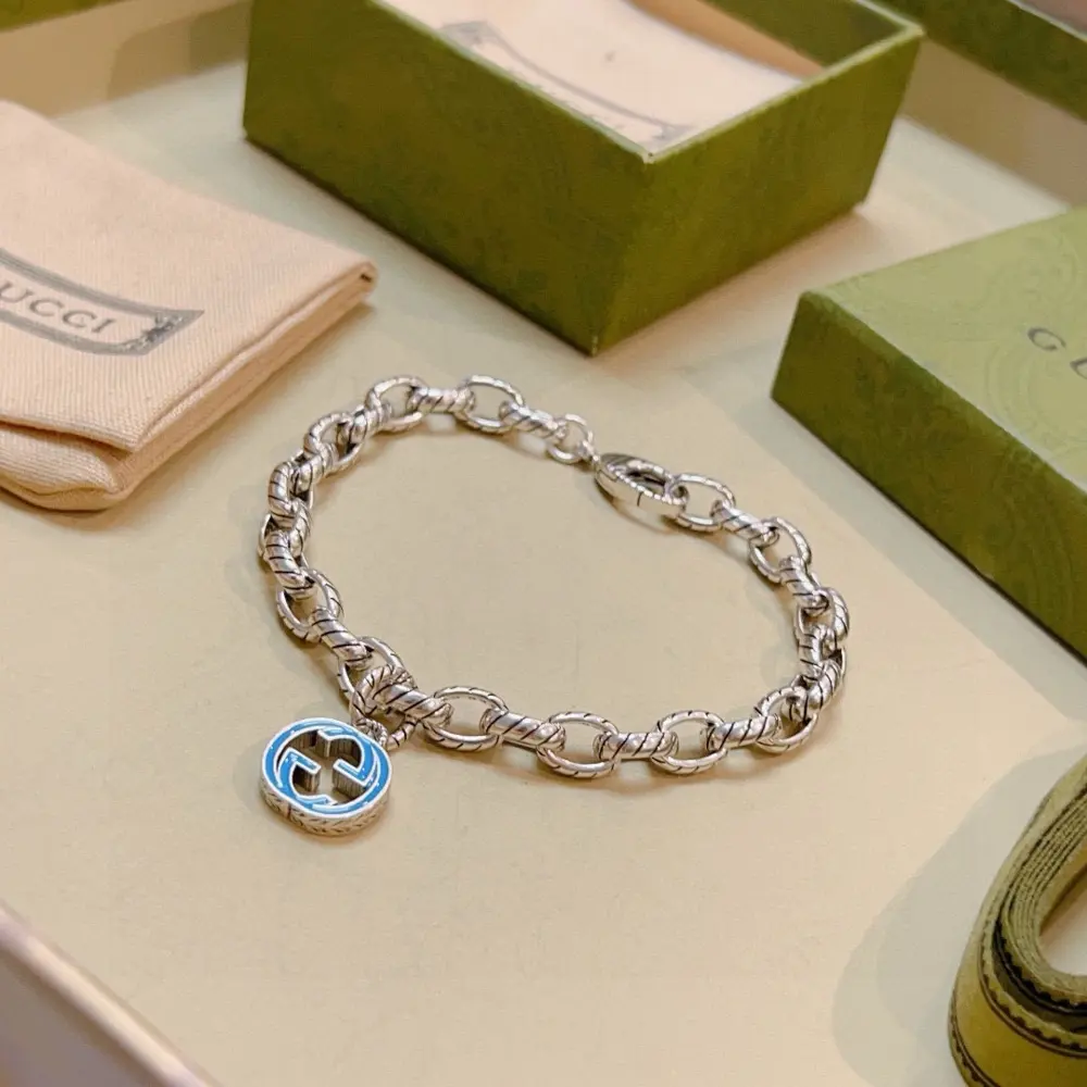 The latest classic Gucci bracelet. Exquisite. Both the style and the texture are absolutely
