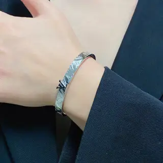 Louis Vuitton letter print four-leaf clover engraved logo bracelet