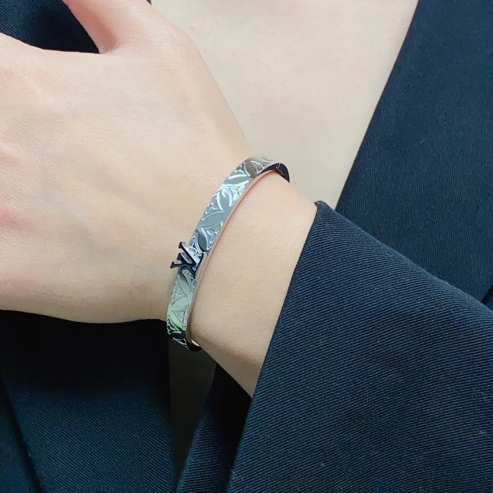 Louis Vuitton letter print four-leaf clover engraved logo bracelet