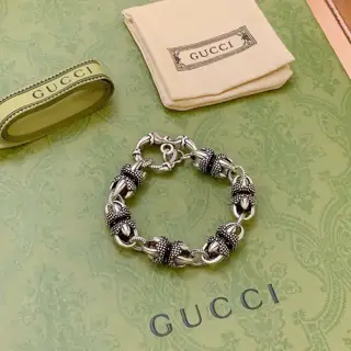 The latest classic Gucci bracelet. Exquisite. Both the style and the texture are absolutely