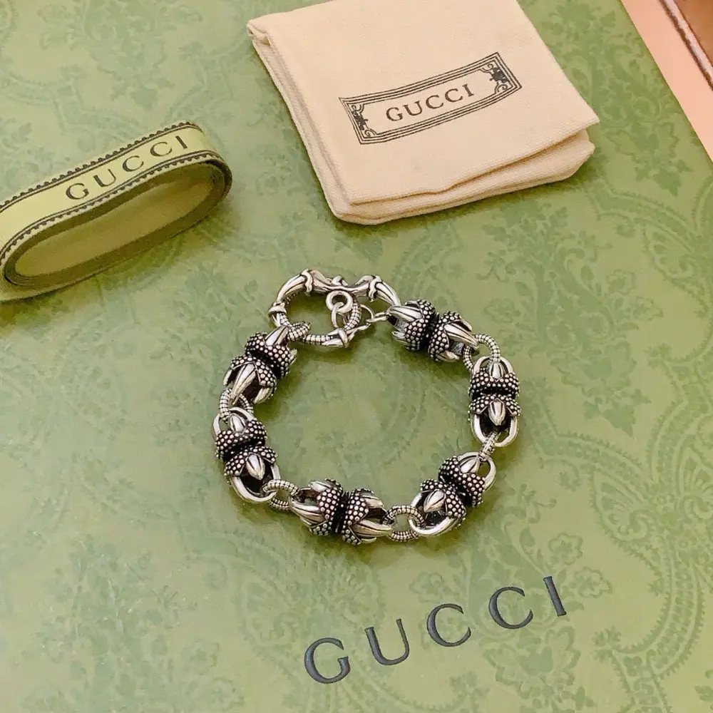 The latest classic Gucci bracelet. Exquisite. Both the style and the texture are absolutely