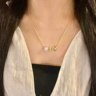 Louis Vuitton classic floral design double flower design pendant necklace