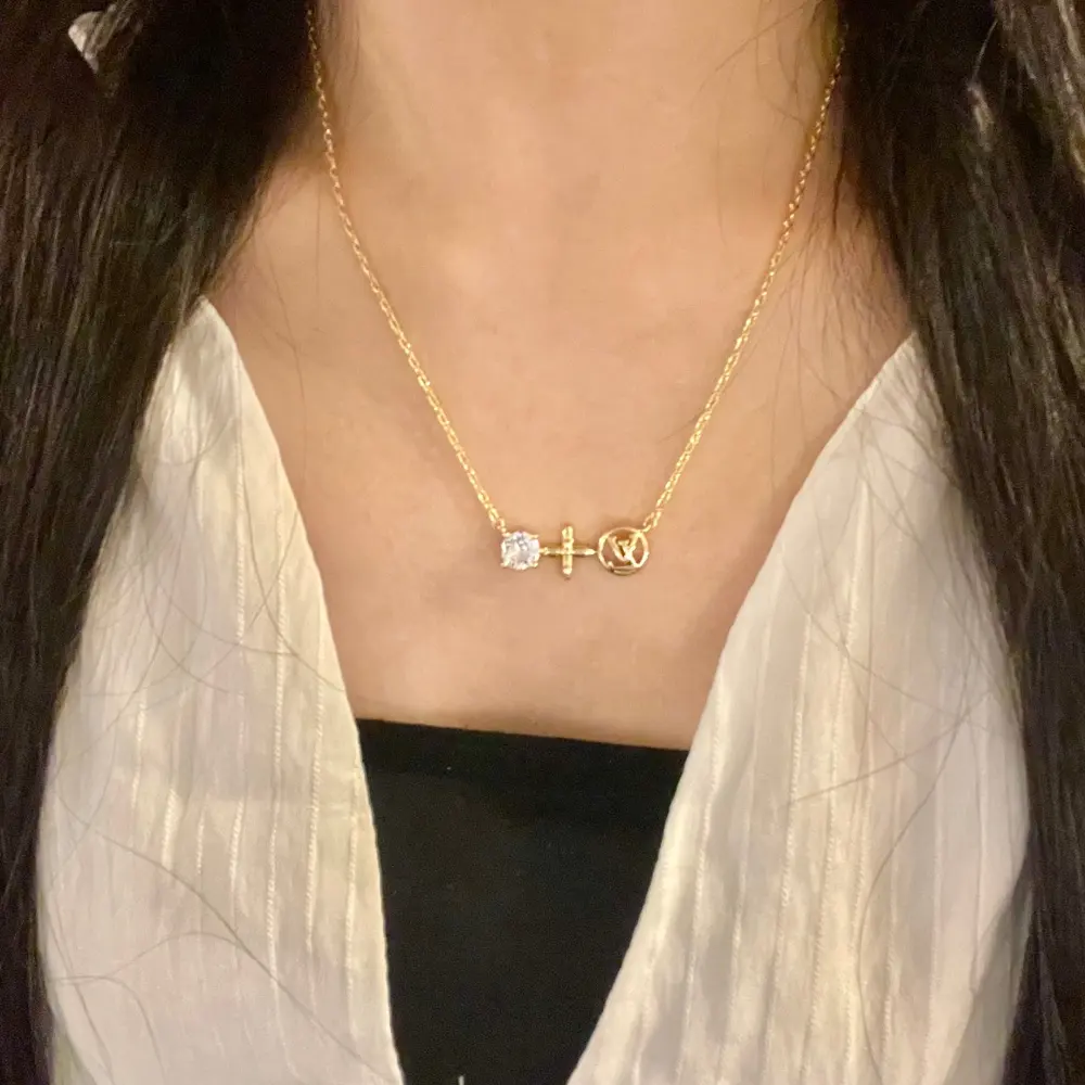 Louis Vuitton classic floral design double flower design pendant necklace