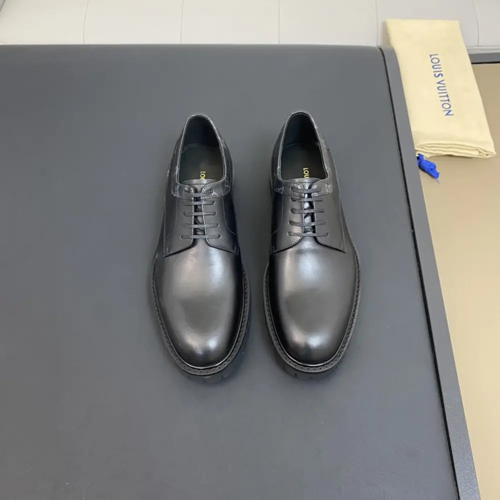Louis Vuitton Men’s Formal Leather Shoes Series This lace-up shoe