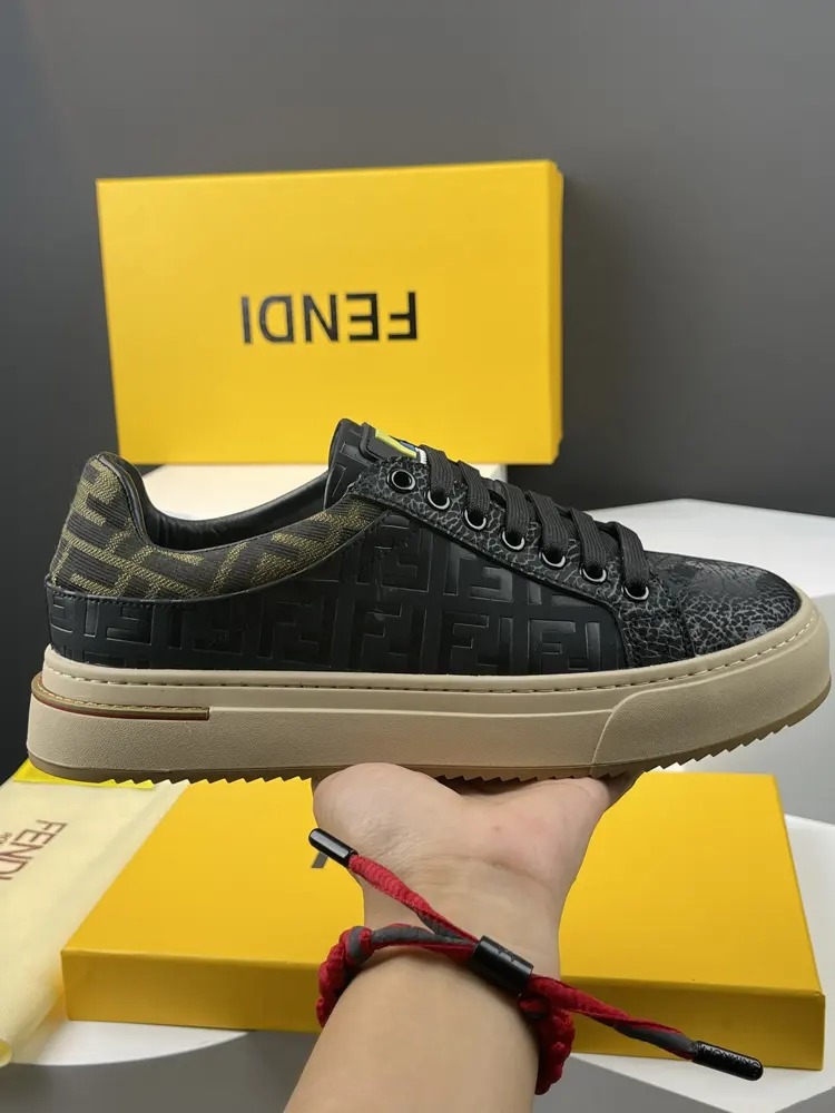 Fendi Little Monsters popular new men’s style. Imported water-dyed cowhide from Italy
