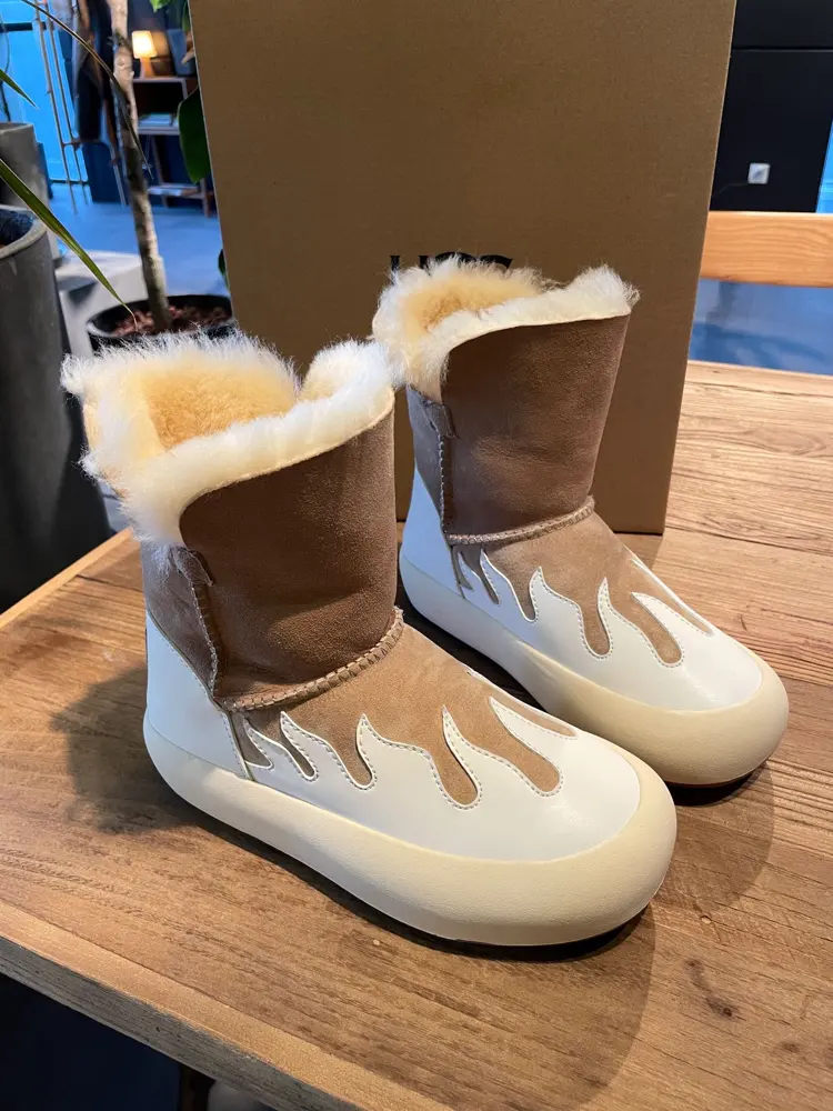 UGG A small stove in winter Shoes