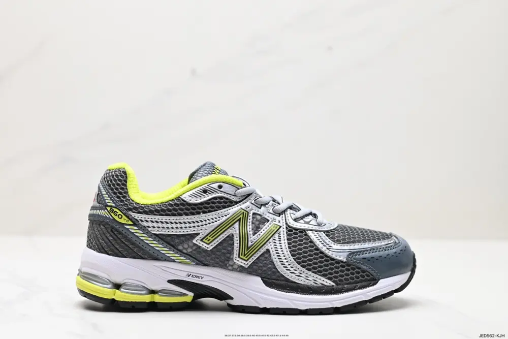 New Balance Paying tribute to the retro luxury sedan ML860DE2