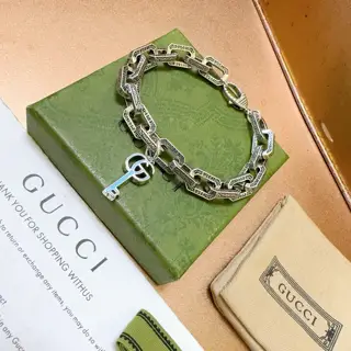 The latest classic Gucci bracelet. Exquisite. Both the style and the texture are absolutely