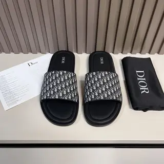 Dior Aqua sandals are elegant yet casual. The cross-strap design is reinterpreted in Dior