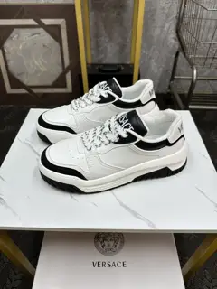 Versace sports shoes are on sale on the official website at the same time. The trendy