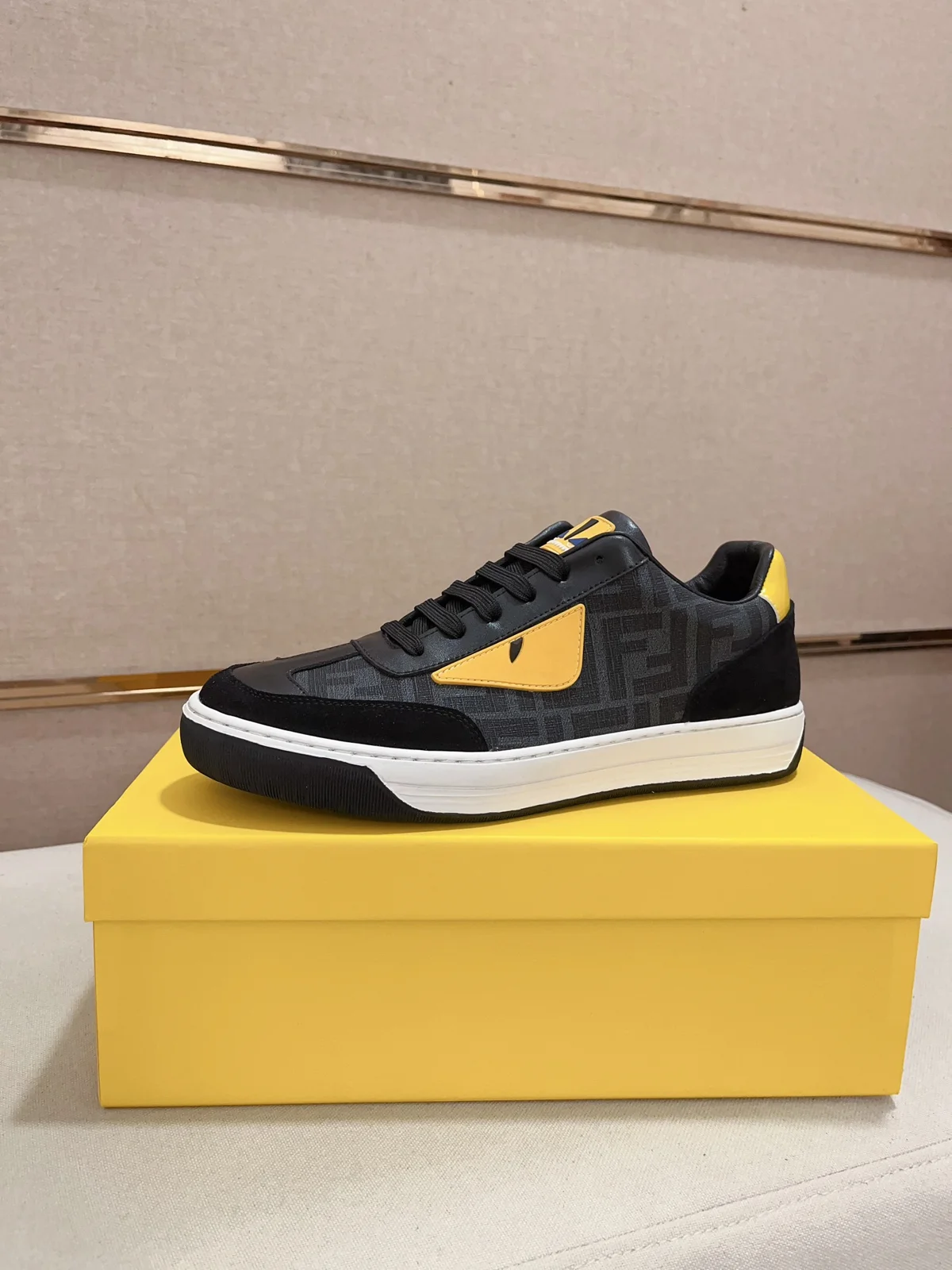Fendi casual sports shoes upper Imported cowhide fabric Imported sheepskin lining. Original