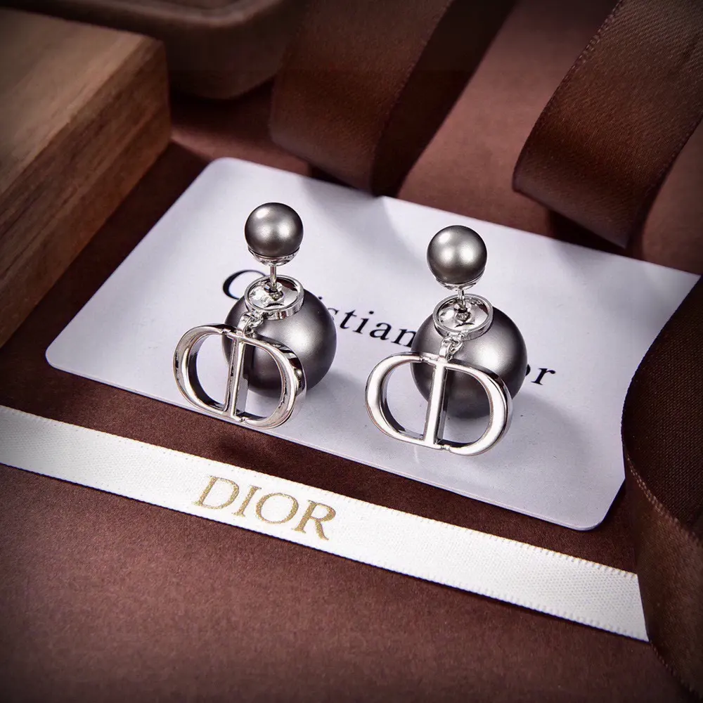 Dior CD earrings New models are now available at the counter. They are so beautiful
