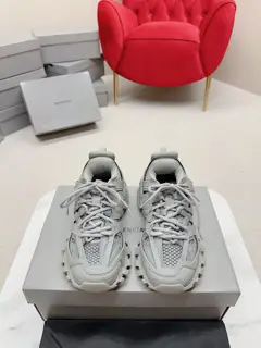 Balenciaga track series 3.0 three-generation sports dad shoes are super fashionable ~ the