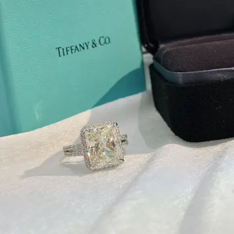 Tiffany True four-claw five-carat square diamond row diamond ring