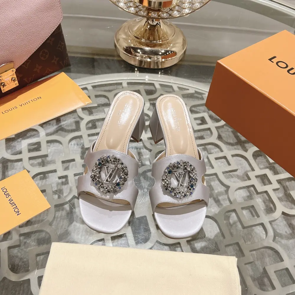 Louis Vuitton original mold hand-made buckle + electroplating process Full of craftsmanship