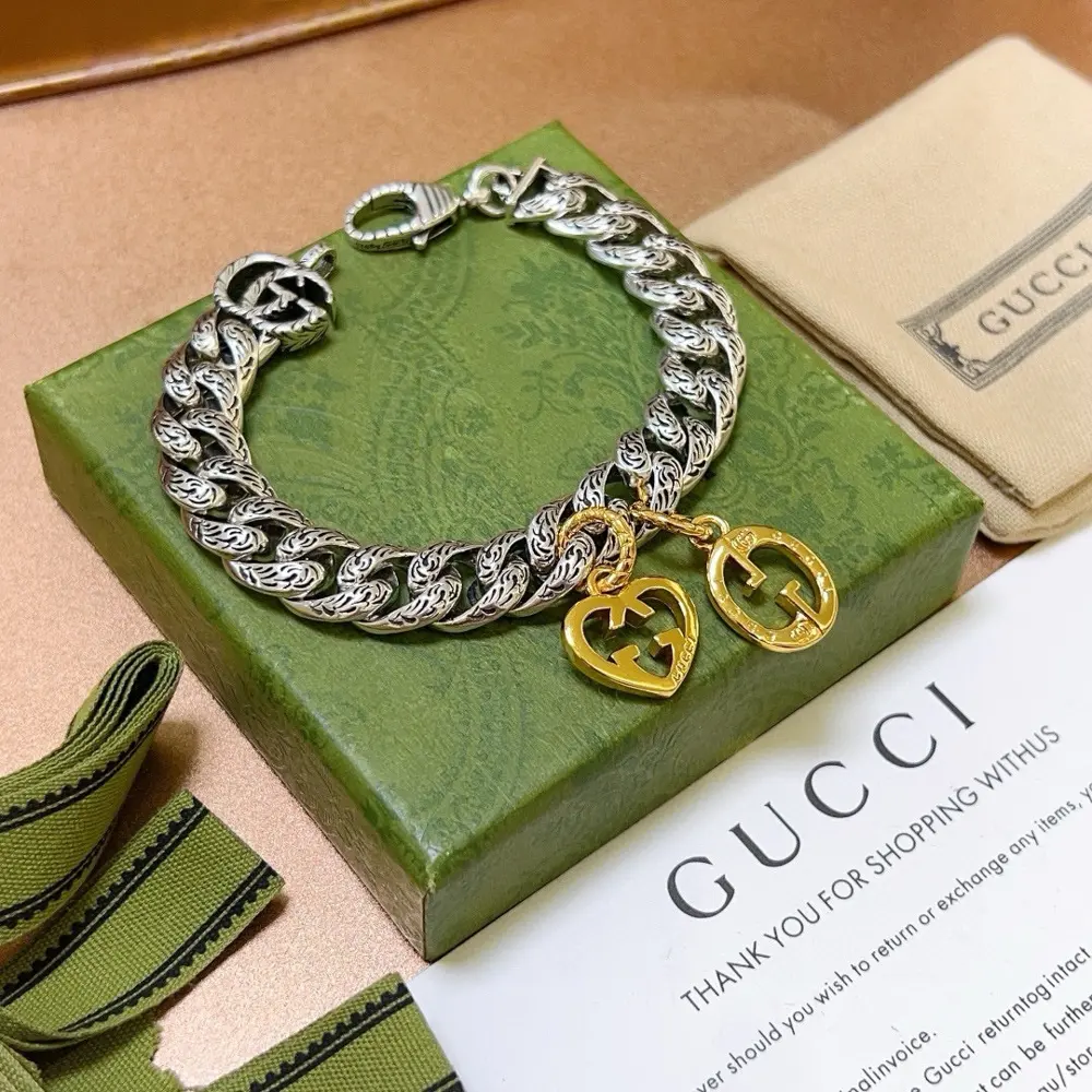 The latest classic Gucci bracelet. Exquisite style and texture. It is absolutely top-notch
