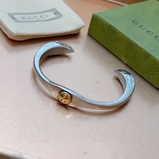 Gucci bracelets are unique and full of charm. The latest chain is of a higher grade. The