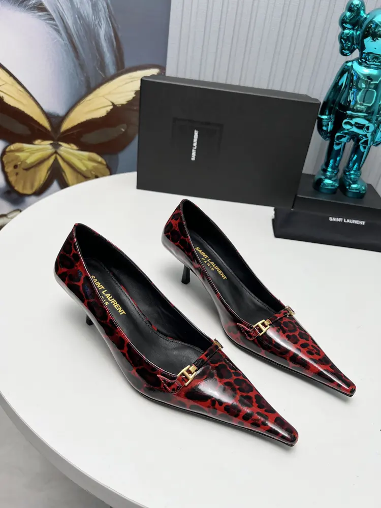 Saint Laurent 24ss is a super popular sandal. The single shoe counters are updated
