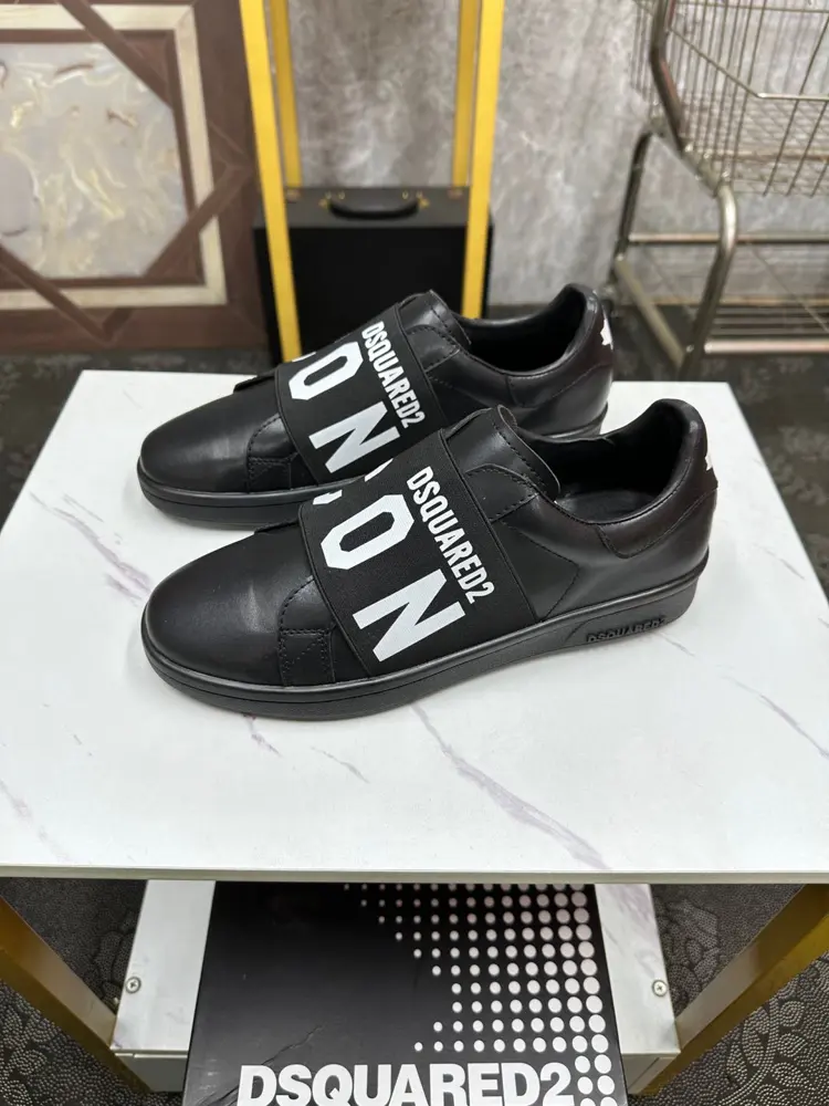 DSQUARED2 casual sports shoes are on sale at the same time in Z cabinet