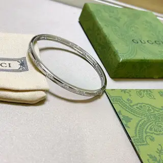 Gucci bracelets are unique and charming. The latest bracelets are of higher quality. The