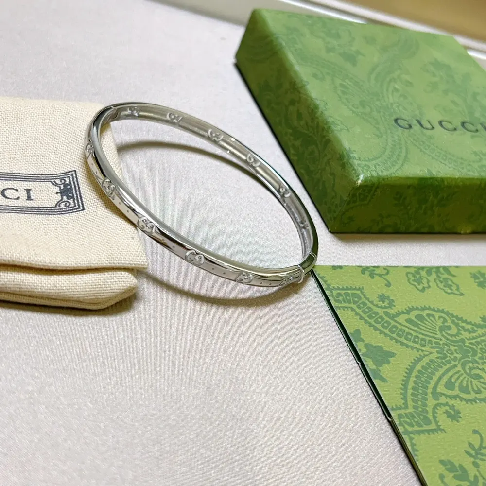 Gucci bracelets are unique and charming. The latest bracelets are of higher quality. The