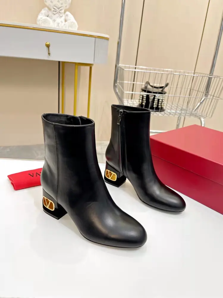 Valentino autumn and winter fashion women’s boots: comfortable and versatile