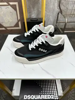 DSQUARED2 casual sports shoes are on sale at the same time in Z cabinet