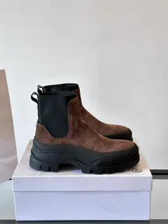 Moncler high-top men’s boots are a distinctive men’s item