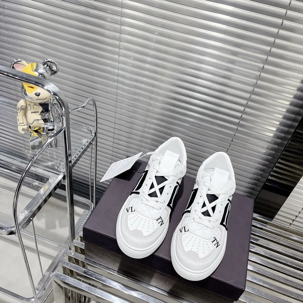 Valentino ONE STUD calfskin lace-up sneakers. Soft nappa leather low-top sneakers Classic