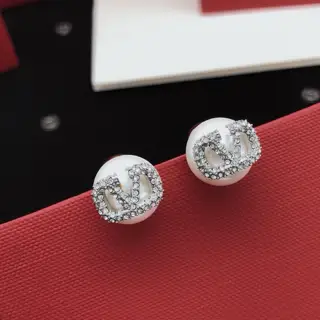Valentino pearl earrings in v-shaped diamonds in silver