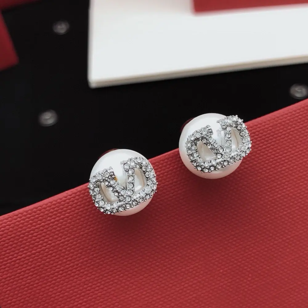 Valentino pearl earrings in v-shaped diamonds in silver
