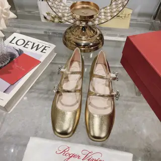 Roger Vivier new high-heeled Mary Jane shoes. The highly anticipated high-heeled Mary Jane