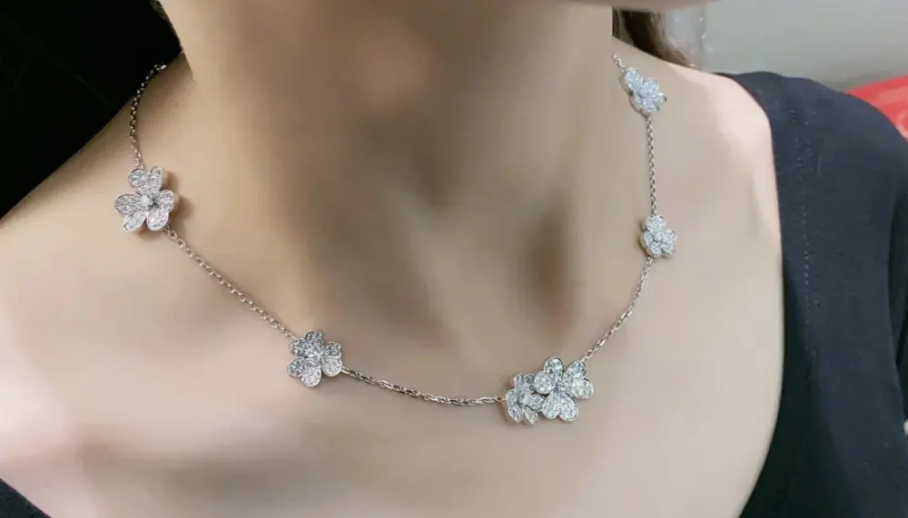 Van Cleef & Arpels High-end Clover Necklace