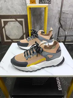DSQUARED2 casual sports shoes are on sale at the same time in Z cabinet